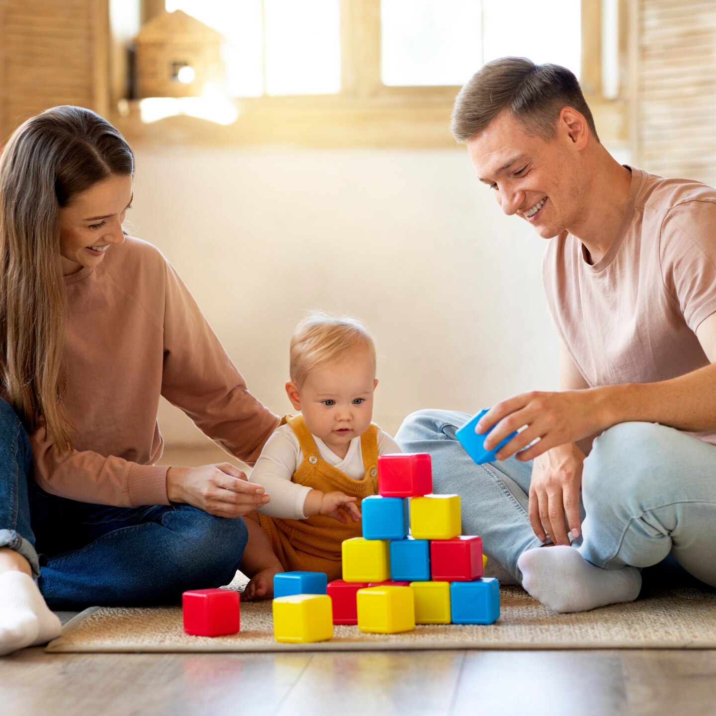 glückliche Familie spielt zusammen