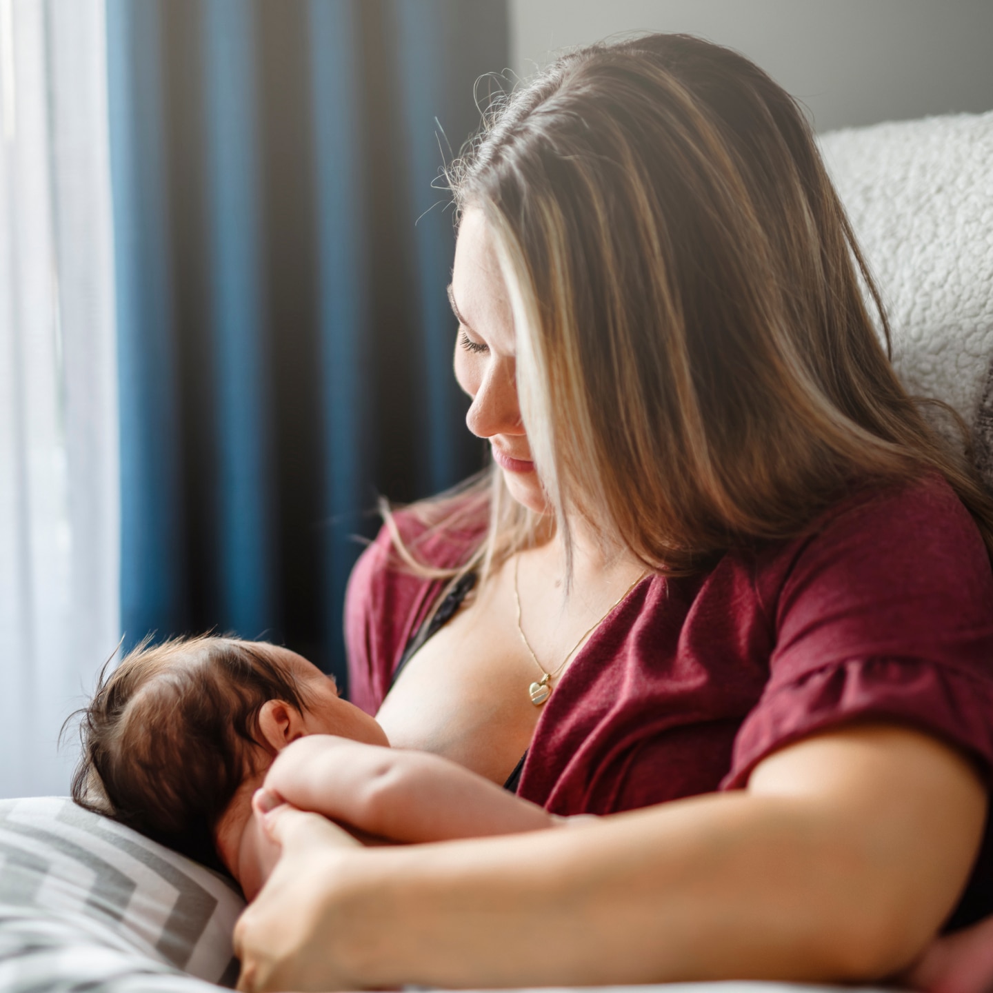 Mutter stillt Ihr Baby