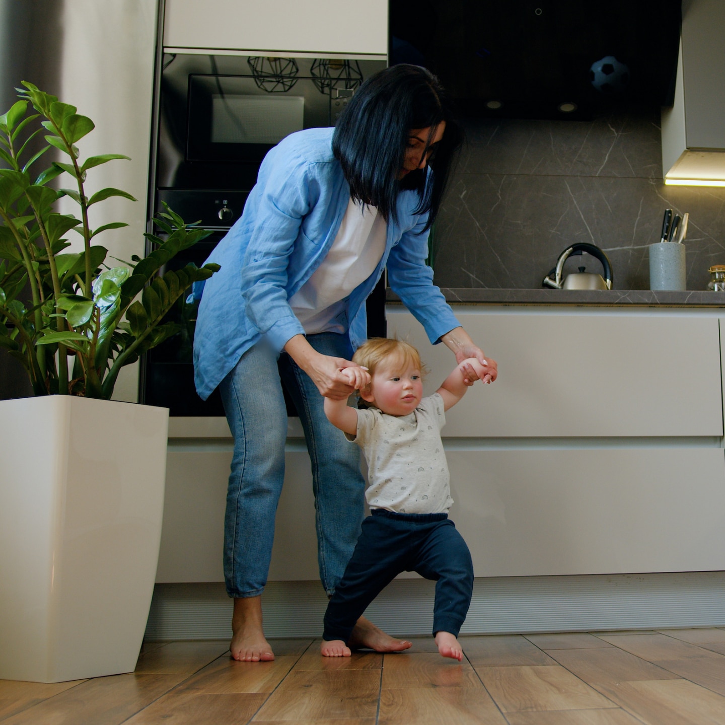 Child learns to take the first steps