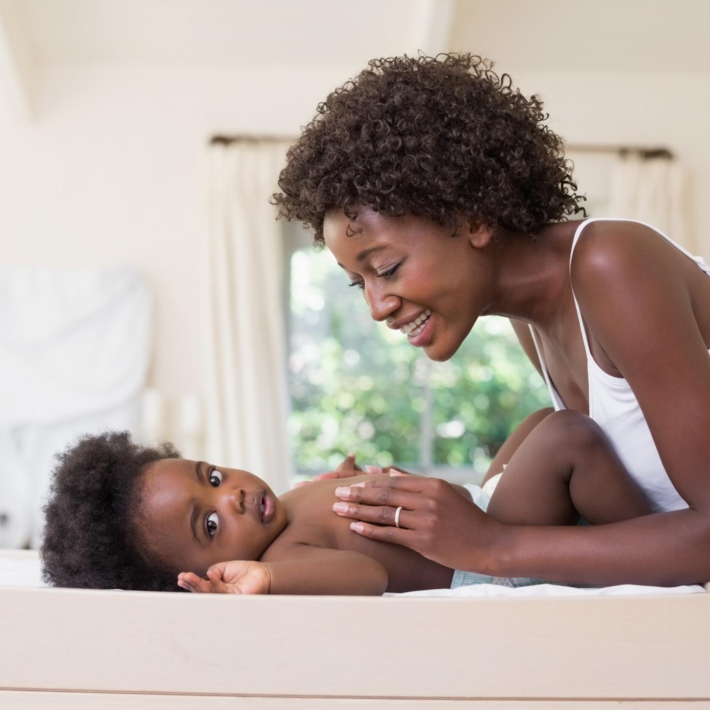 Kind auf dem Wickeltisch