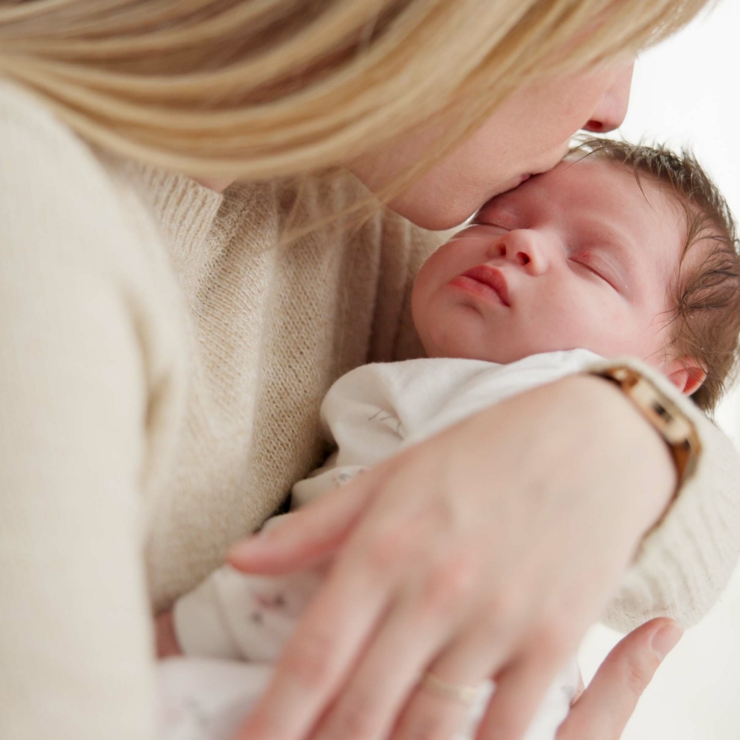 Mutter hält ihr Baby 