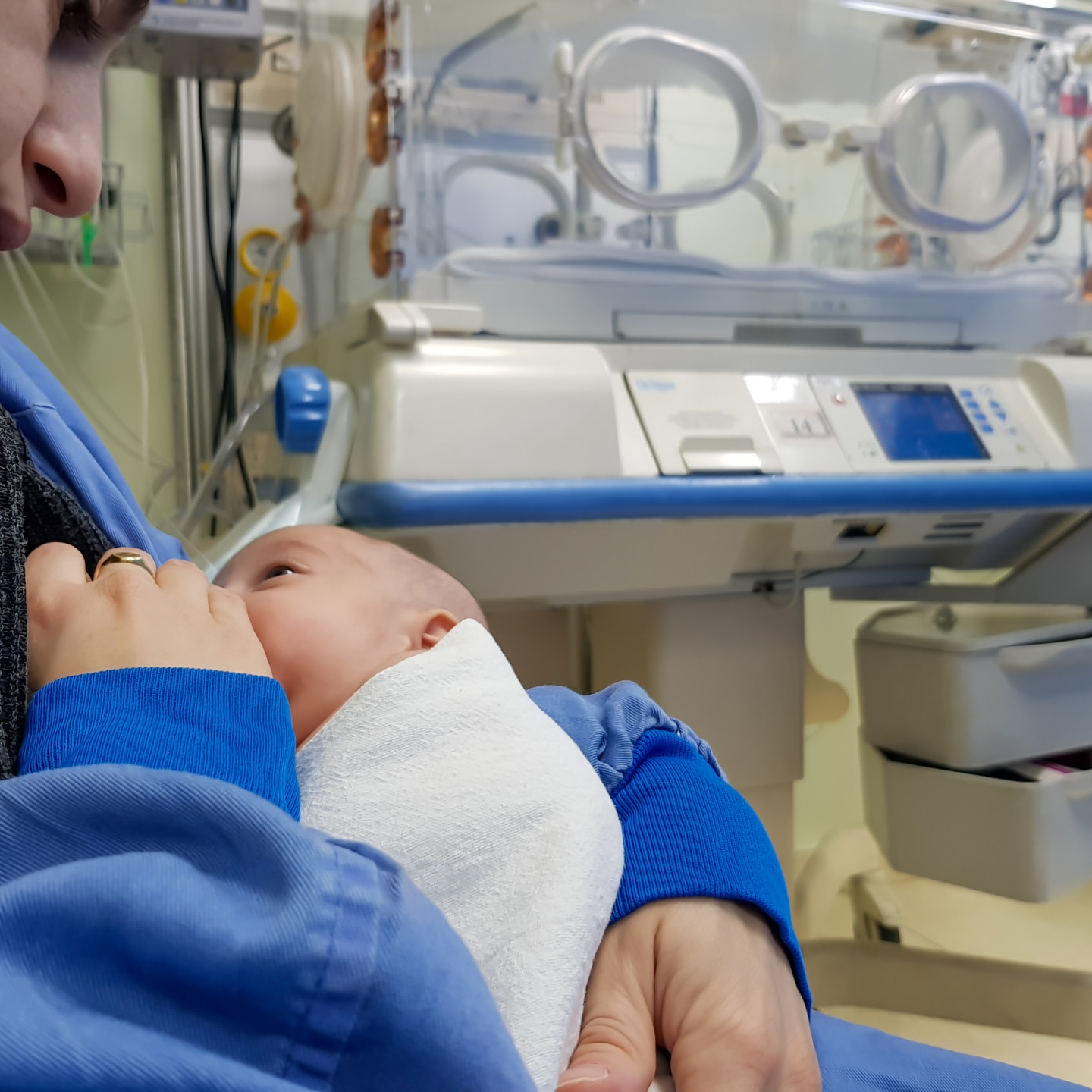 Mutter stillt Ihr Baby