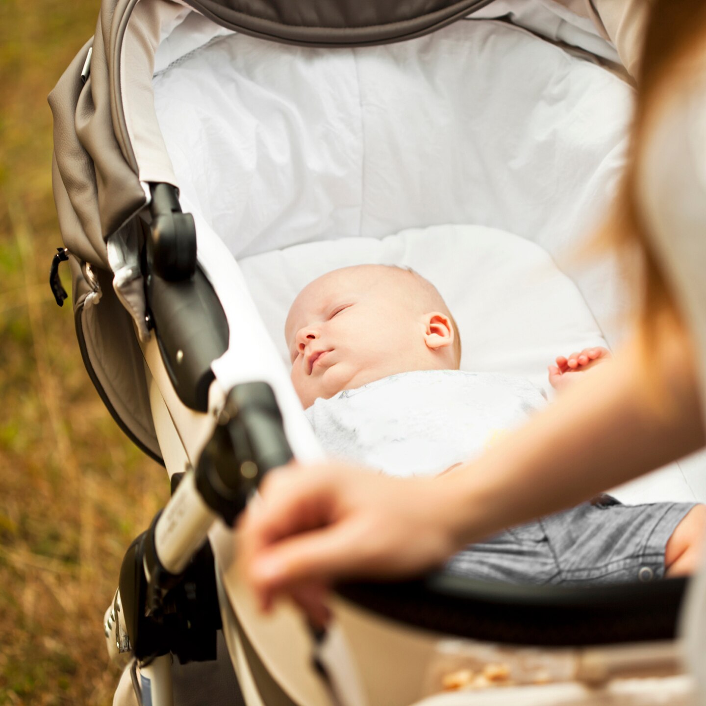 Baby liegt im Kinderwagen