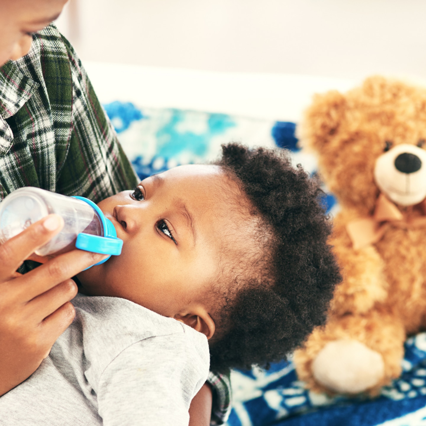 baby trinkt aus einer flasche