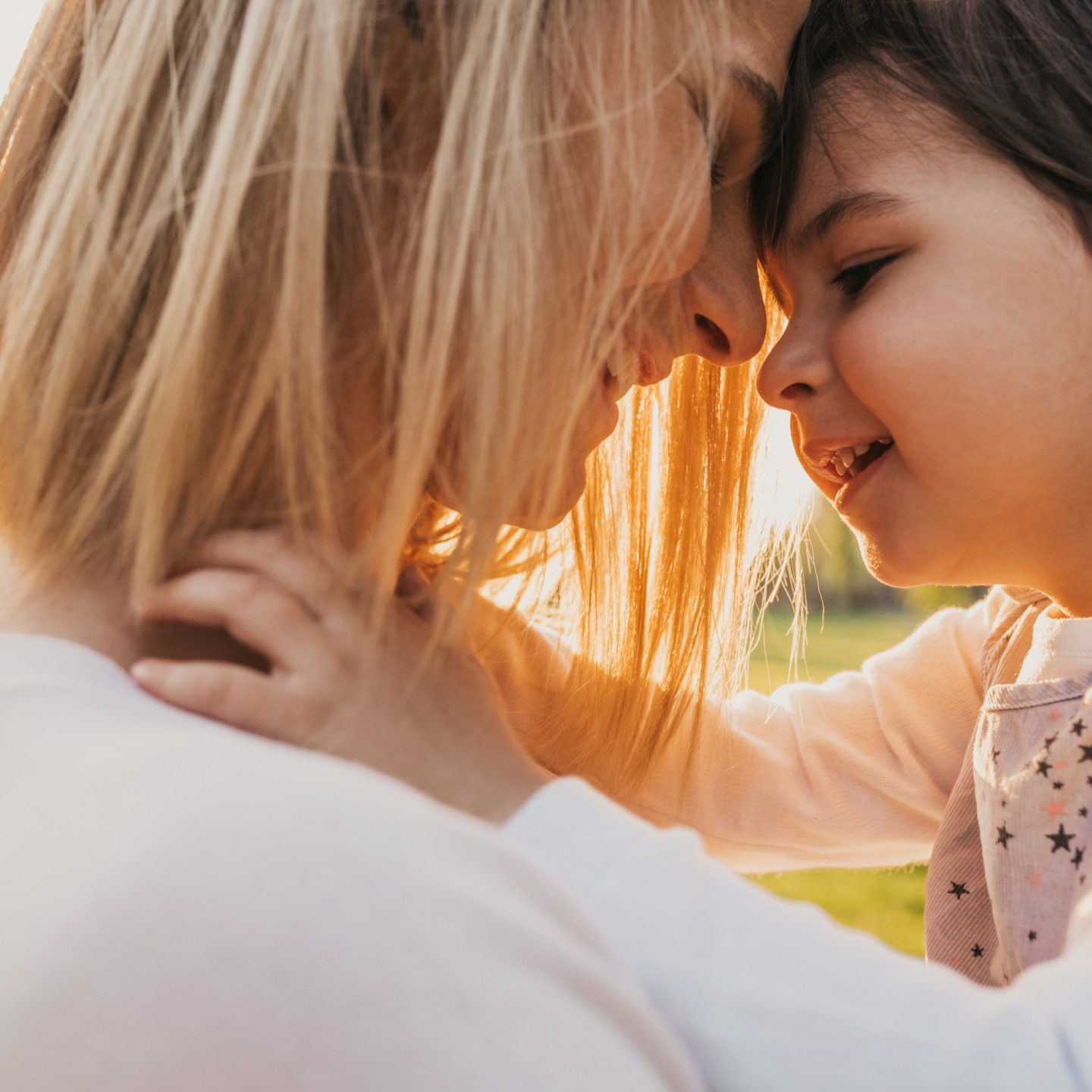 mama mit tochter auf dem arm