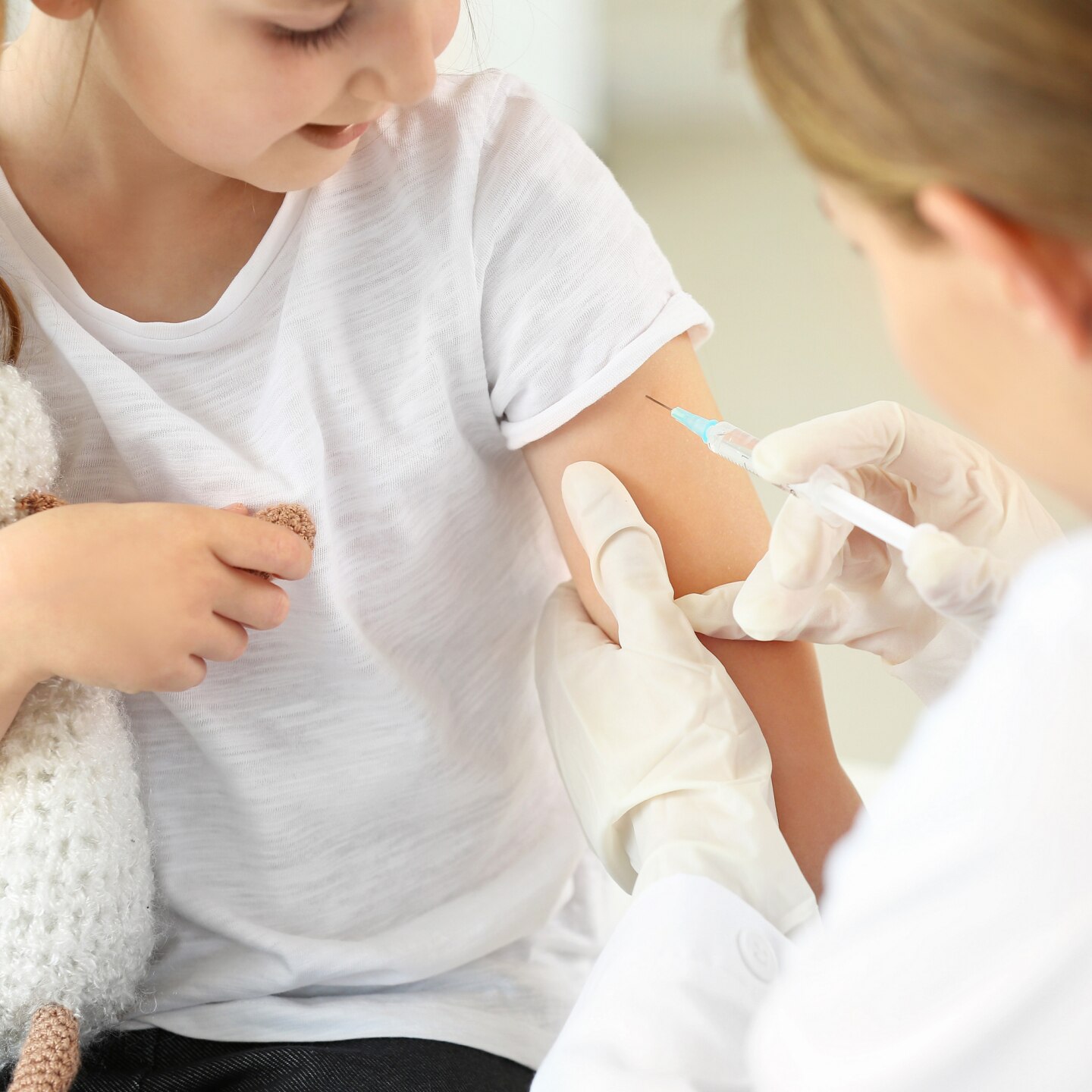 maedchen bekommt eine impfung