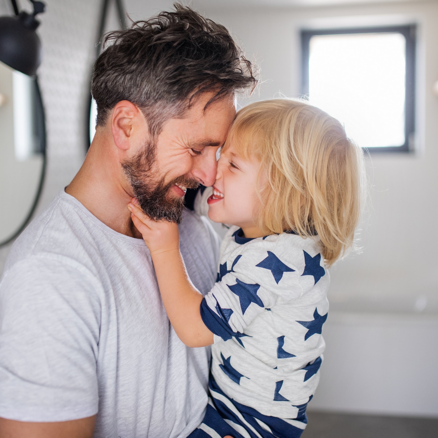 papa lacht mit seinem sohn