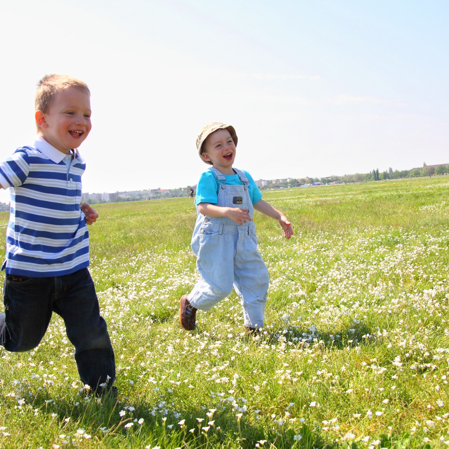 zwei rennende jungen