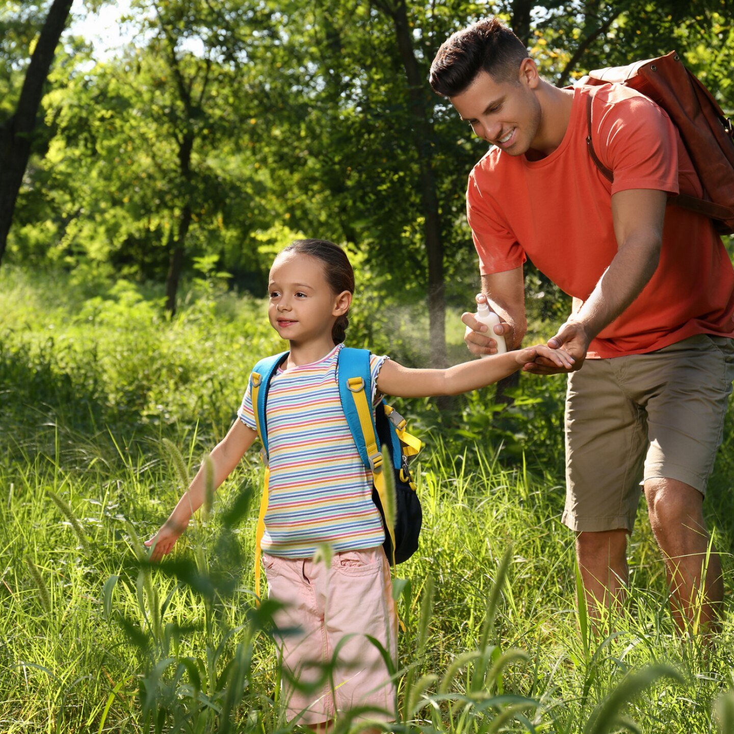 papa mit kind im wald