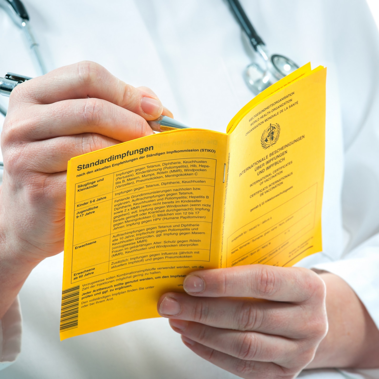 Arzt mit Impfkalender