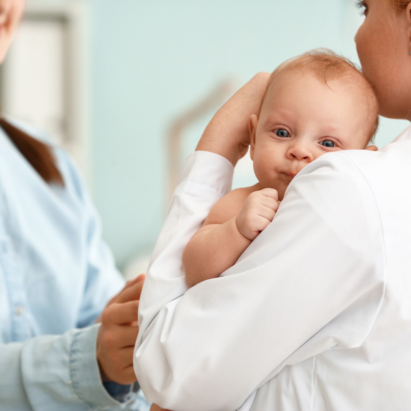 baby im arm einer aerztin