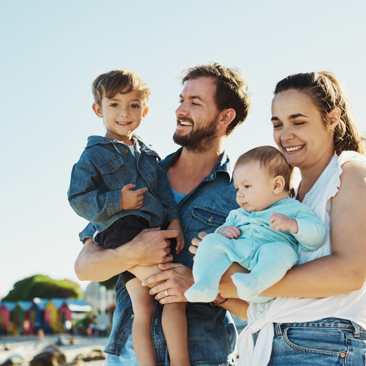 vierkoepfige familie mit baby und sohn