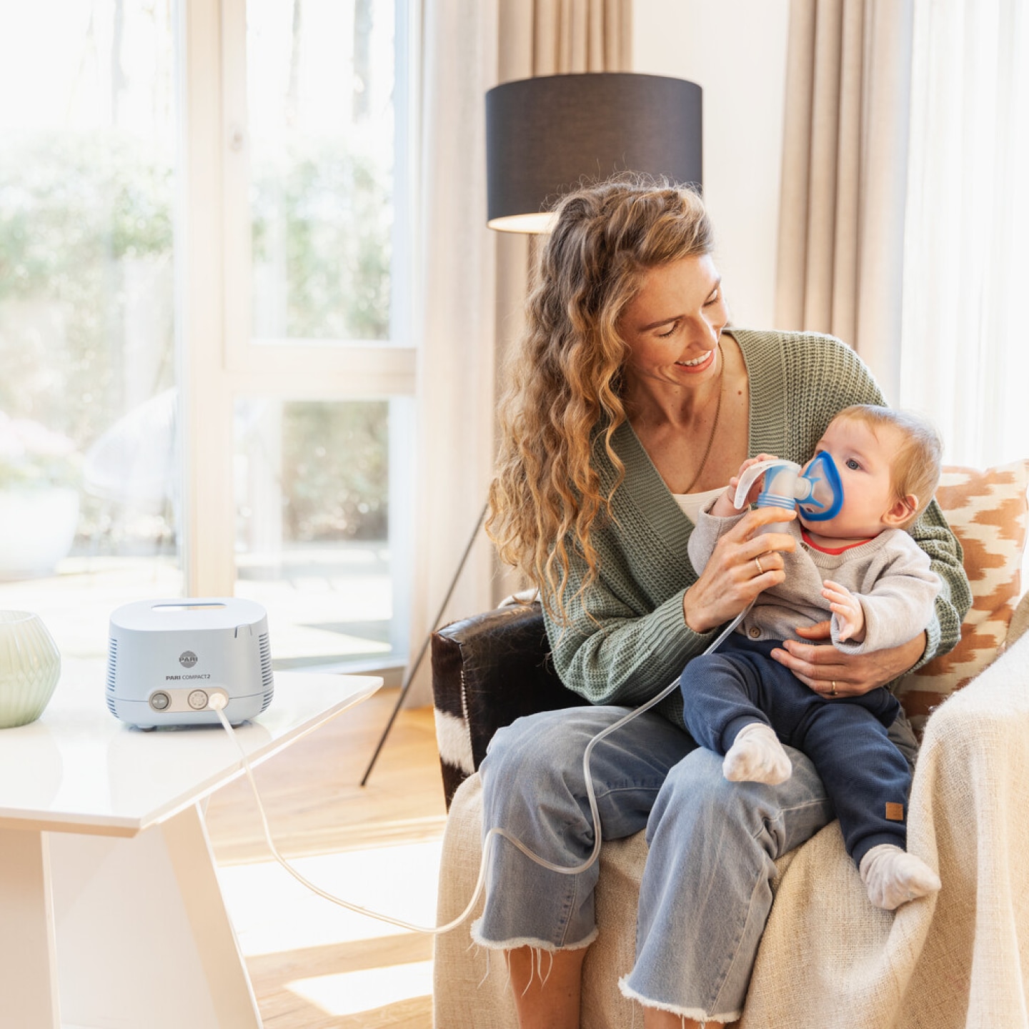 Mutter hilft beim Inhalieren