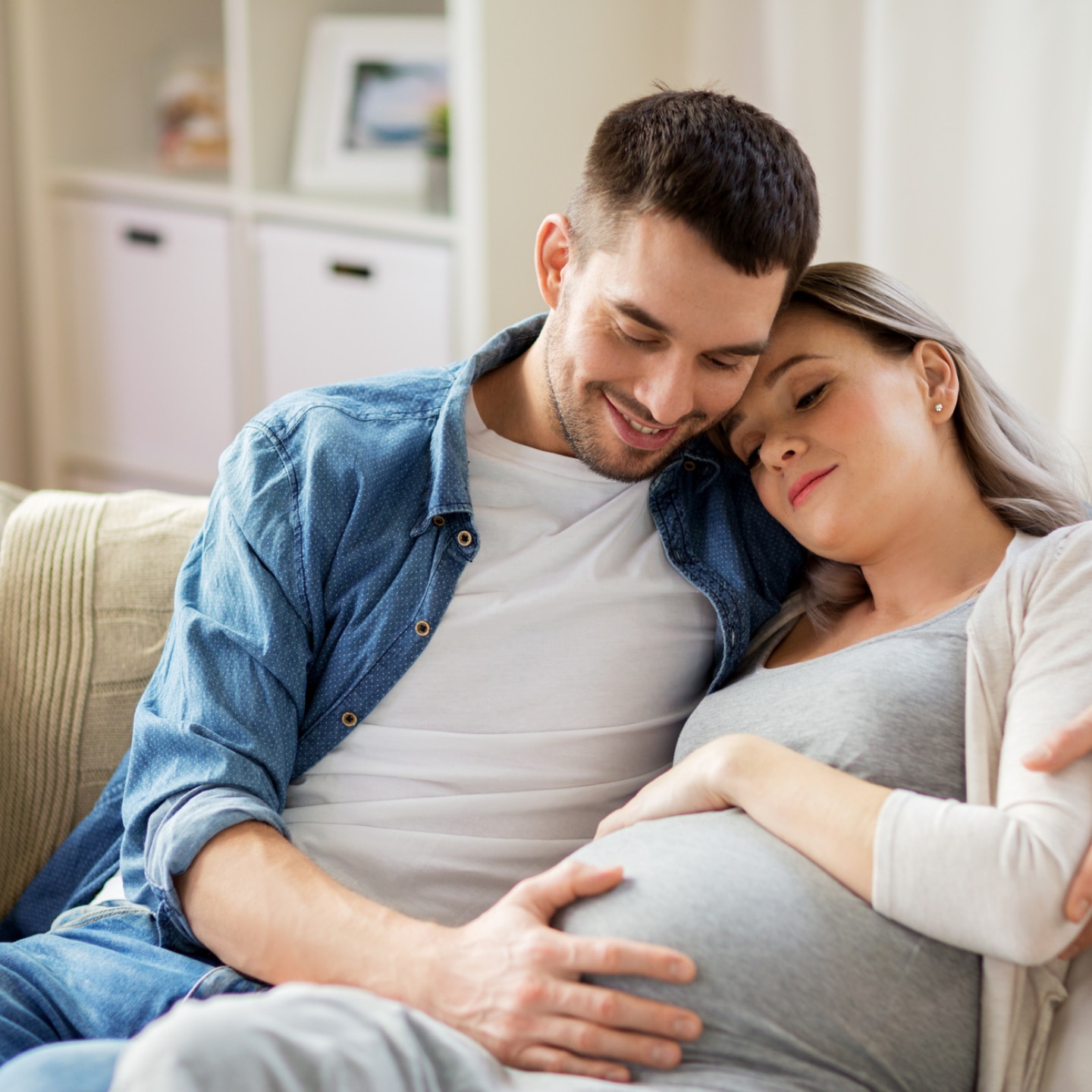 mann umarmt seine schwangere frau