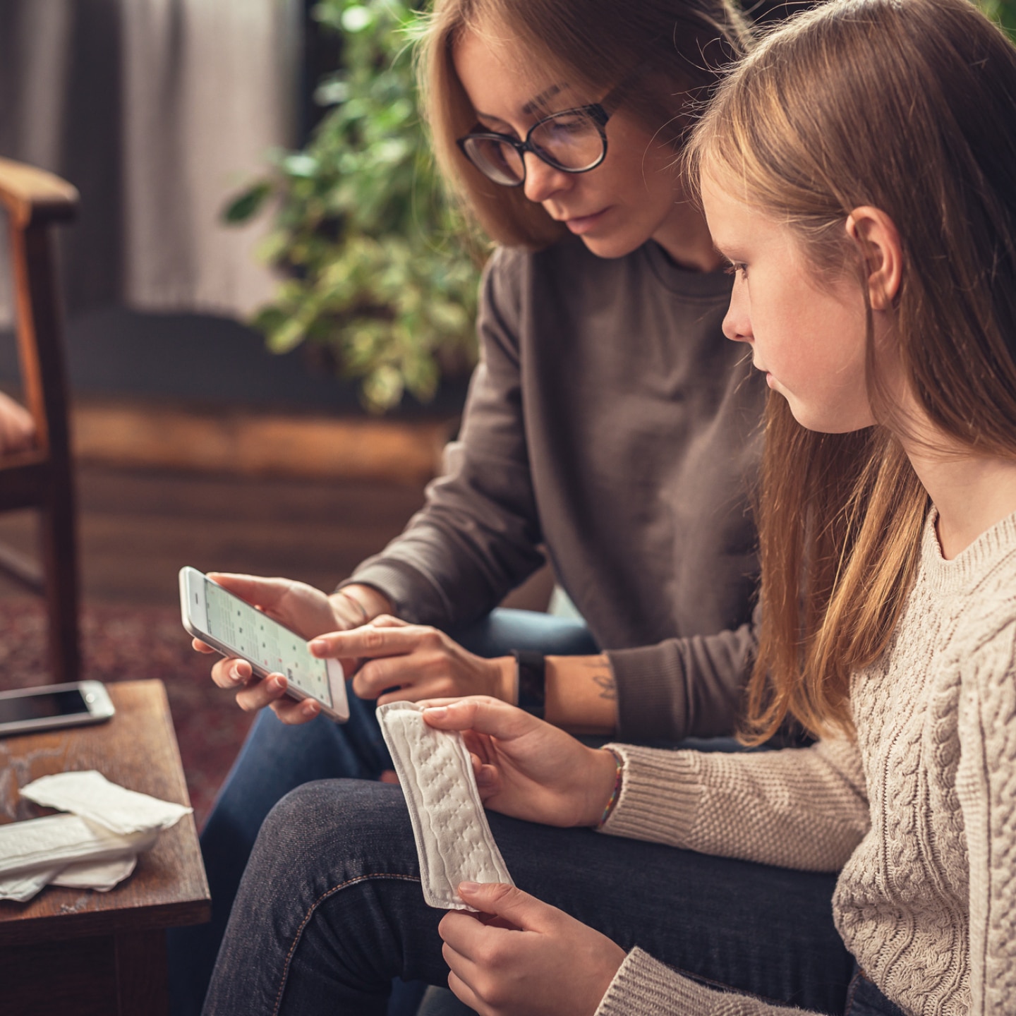 mutter spricht mit tochter über menstruation