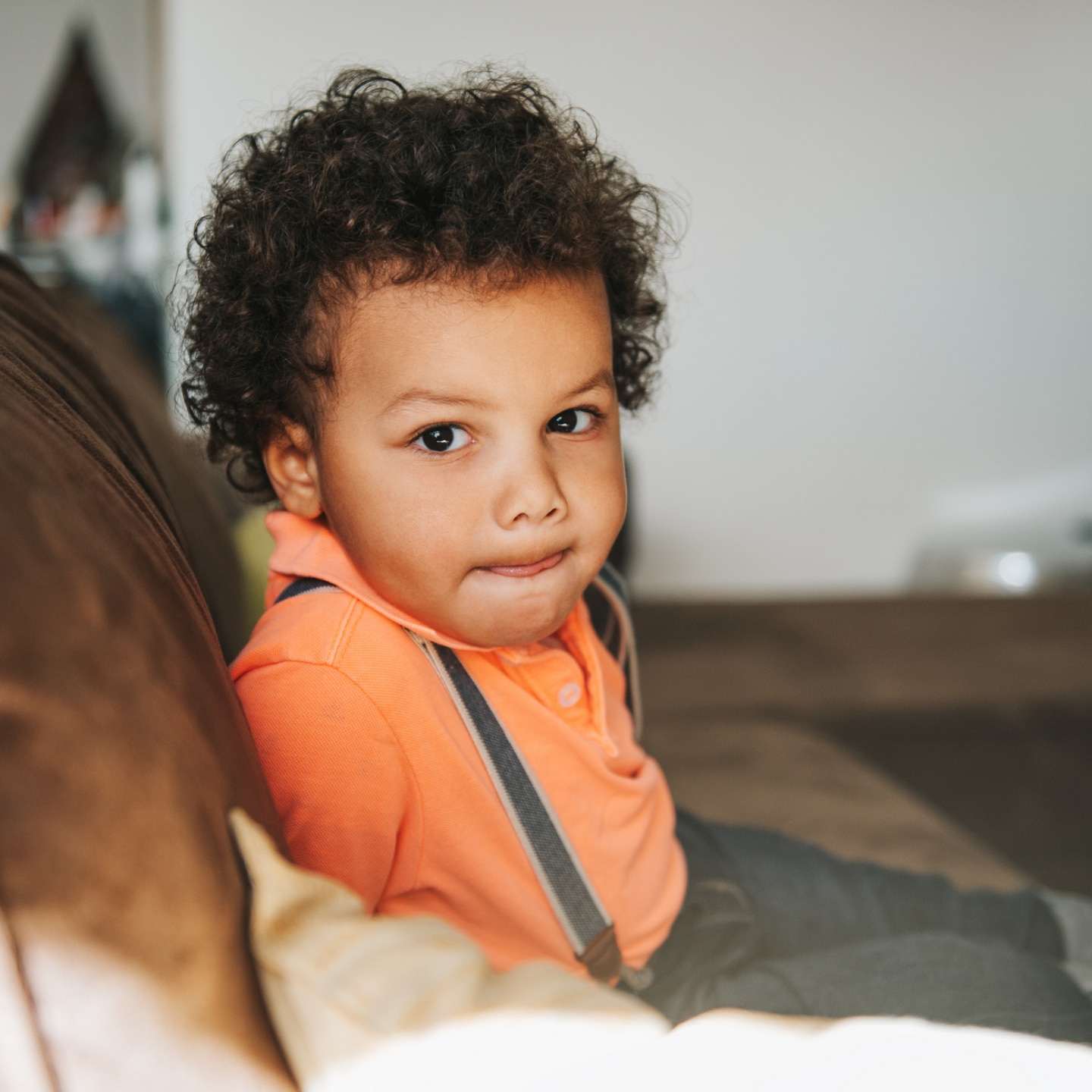 kleinkind auf einer couch