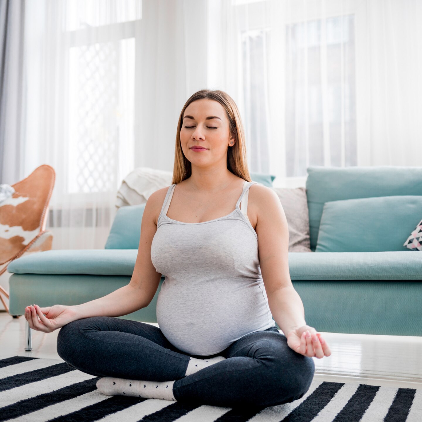 schwangere frau meditiert