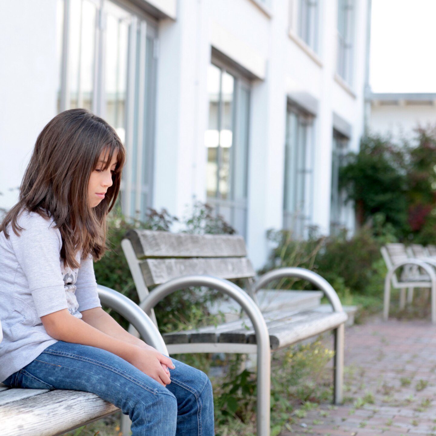 Kind alleine auf dem Pausenhof