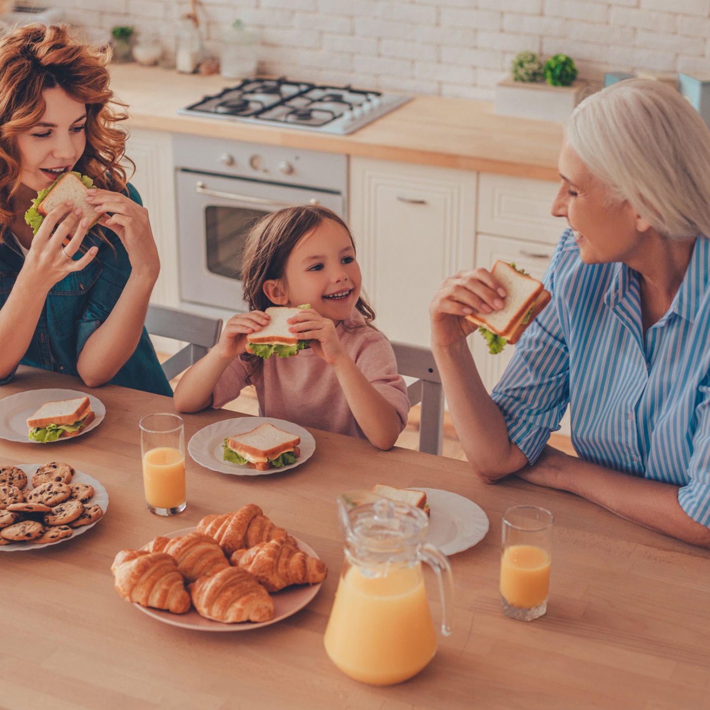 kind isst zusammen mit mutter und oma am tisch