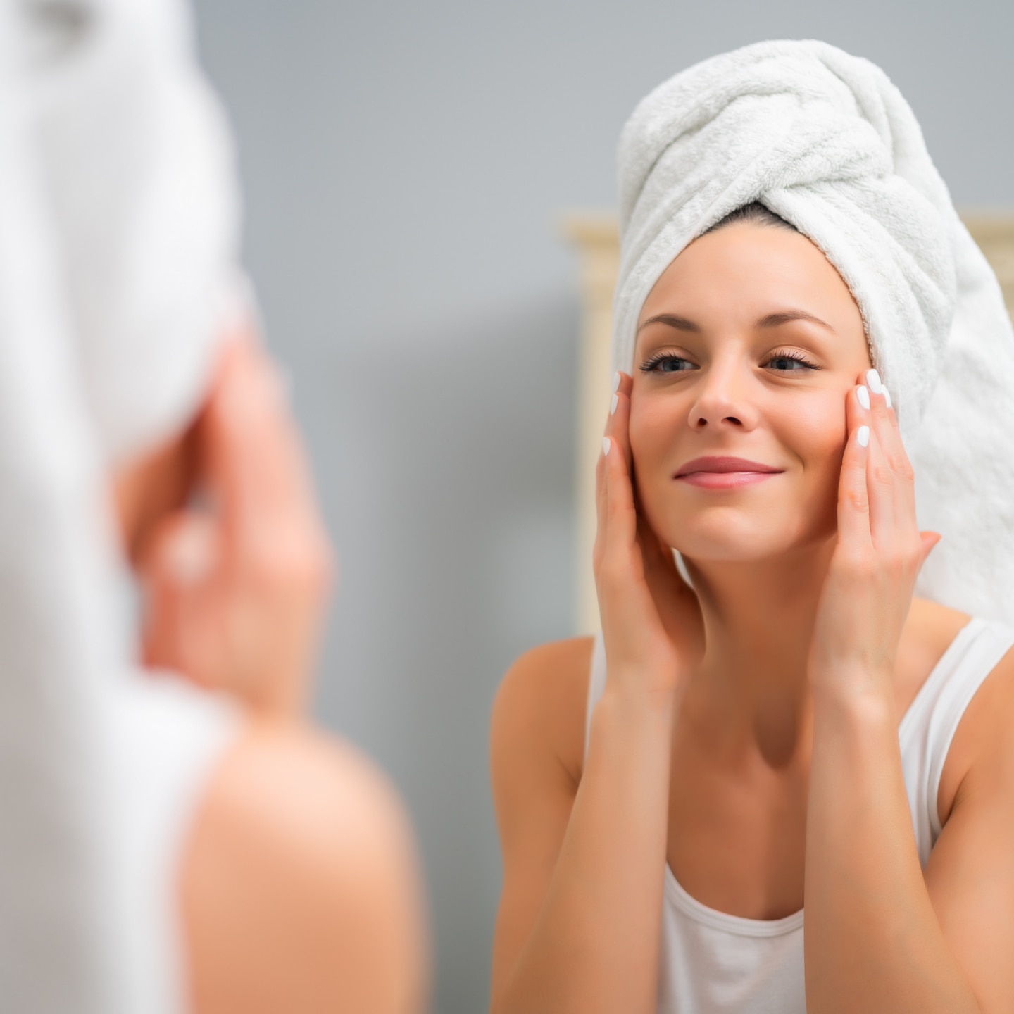 frau schaut sich im spiegel an 