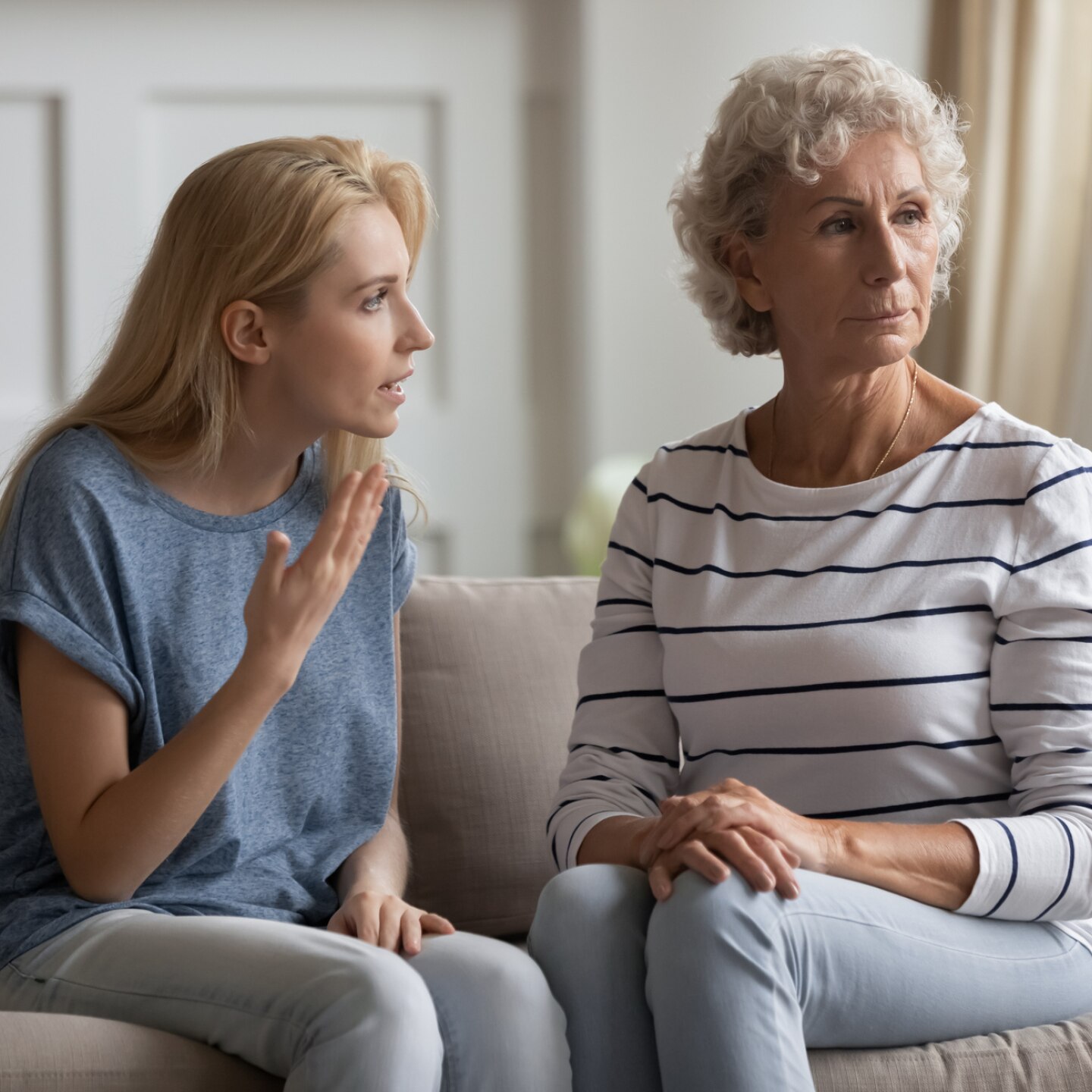 tochter streitet mit mutter