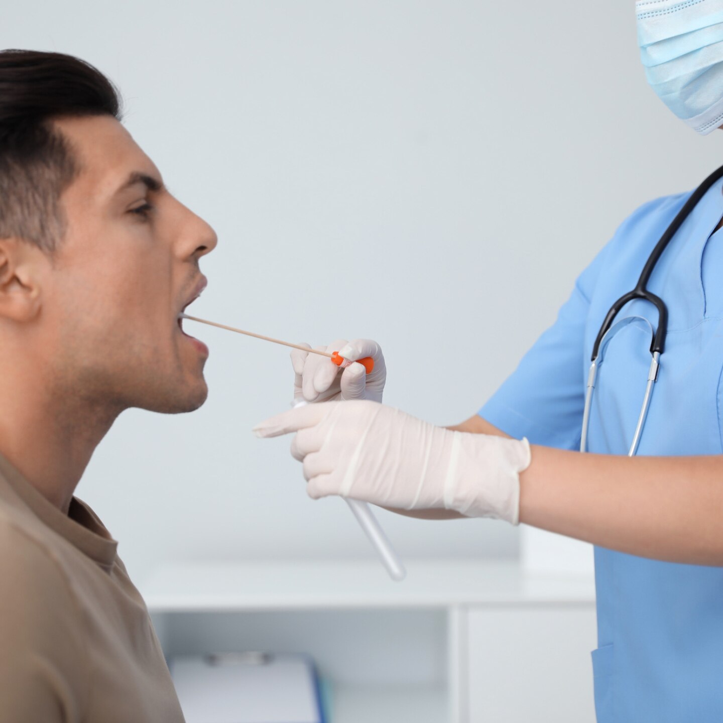 arzt nimmt dna probe von einem mann