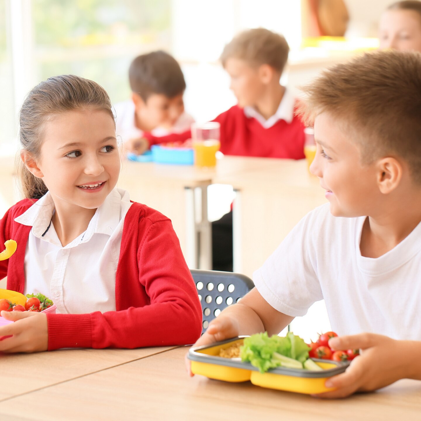 schüler essen ihr essen aus ihren brotdosen