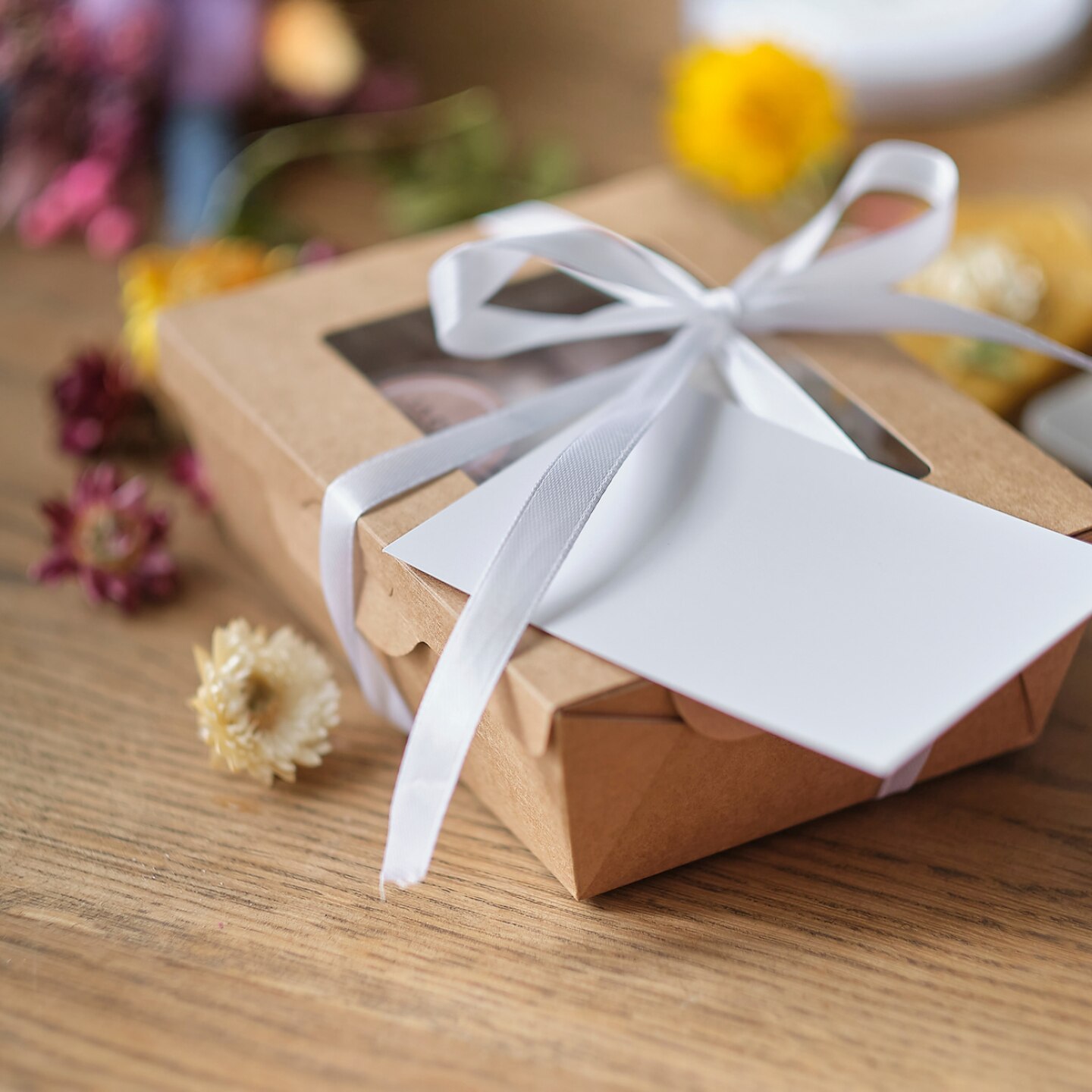 verpacktes geschenk auf einem holztisch