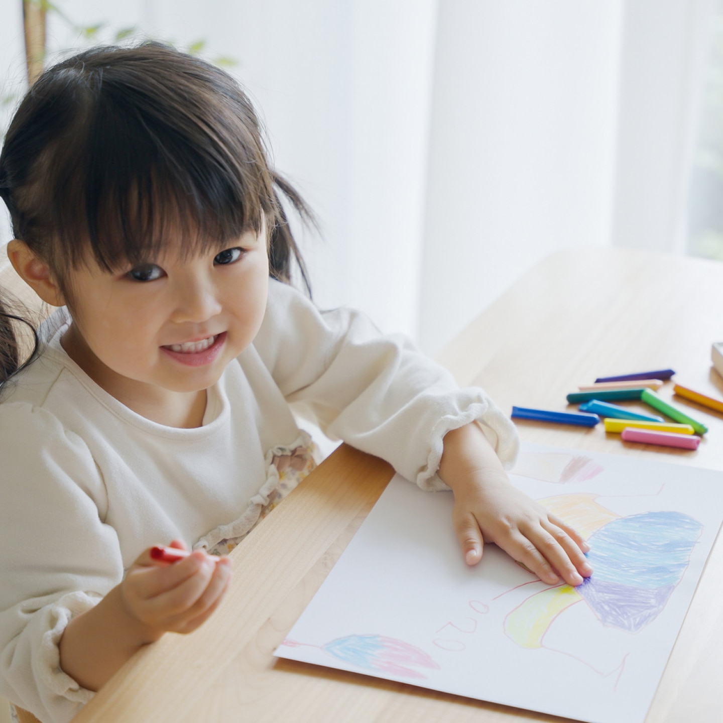 kleinkind malt am tisch 