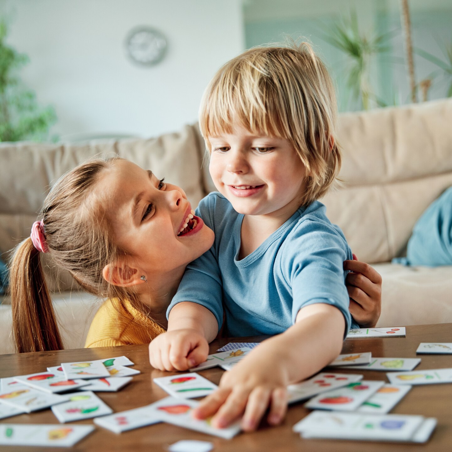 kinder spielen zusammen mit karten
