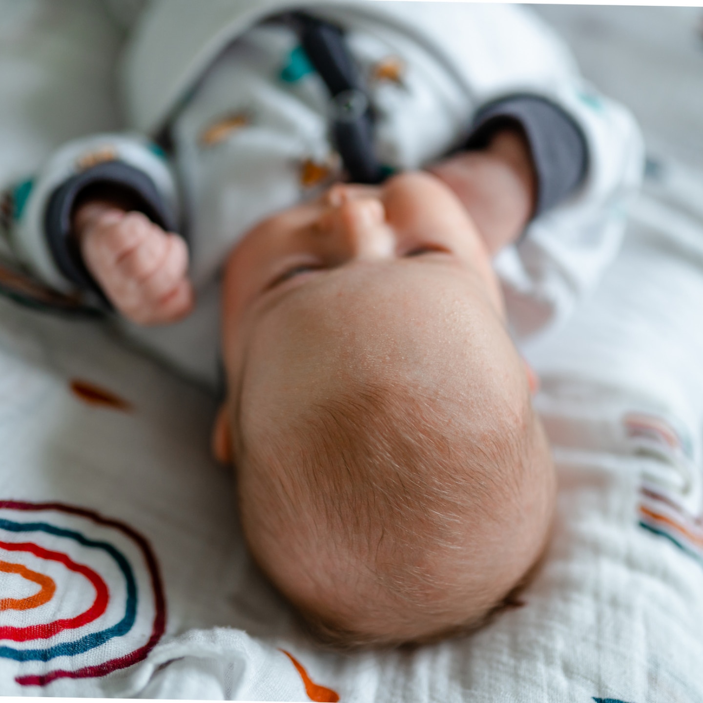 baby auf einer decke liegend