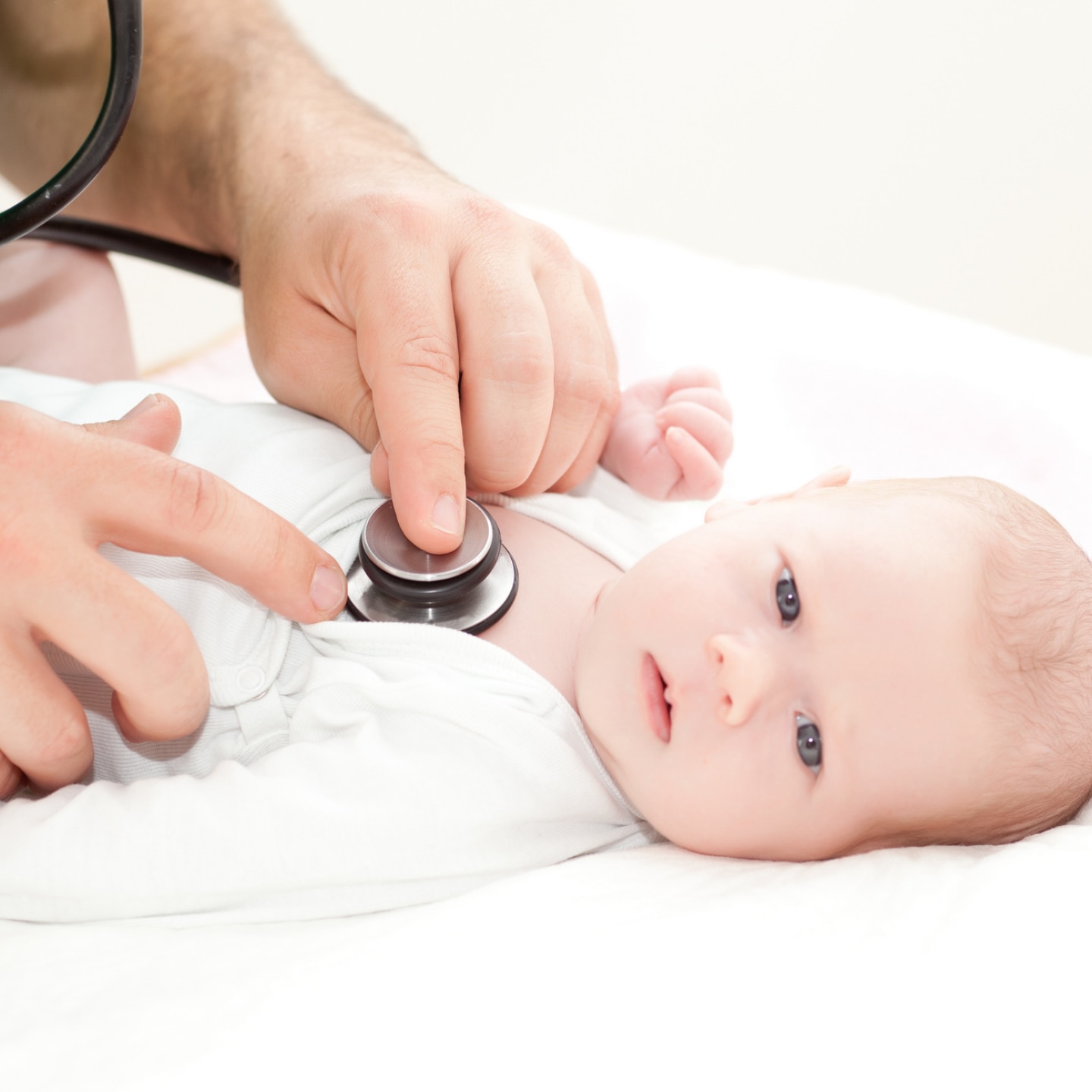 baby wird von arzt untersucht