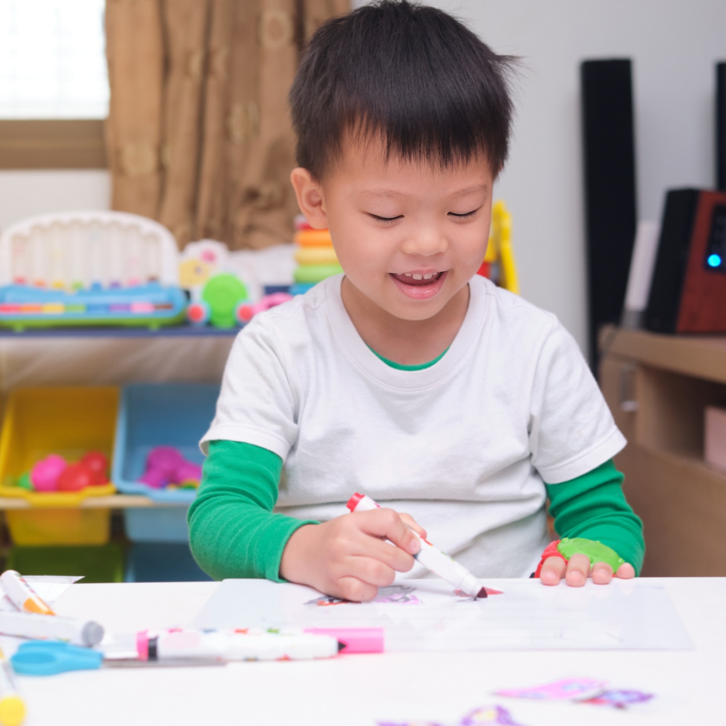 glückliches kind malt auf papier