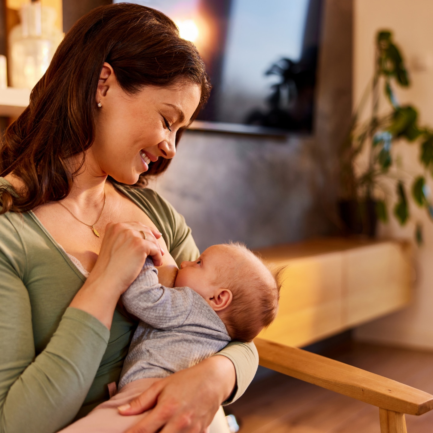 frohe mutter stillt ihr baby