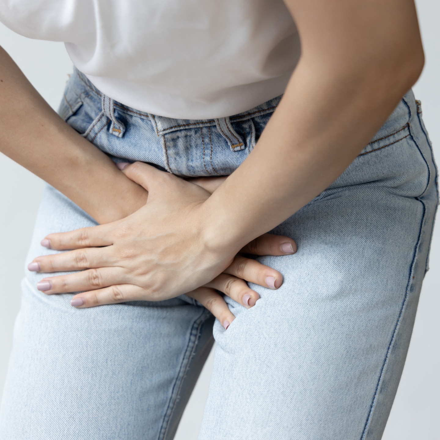 frau haelt ihre blase