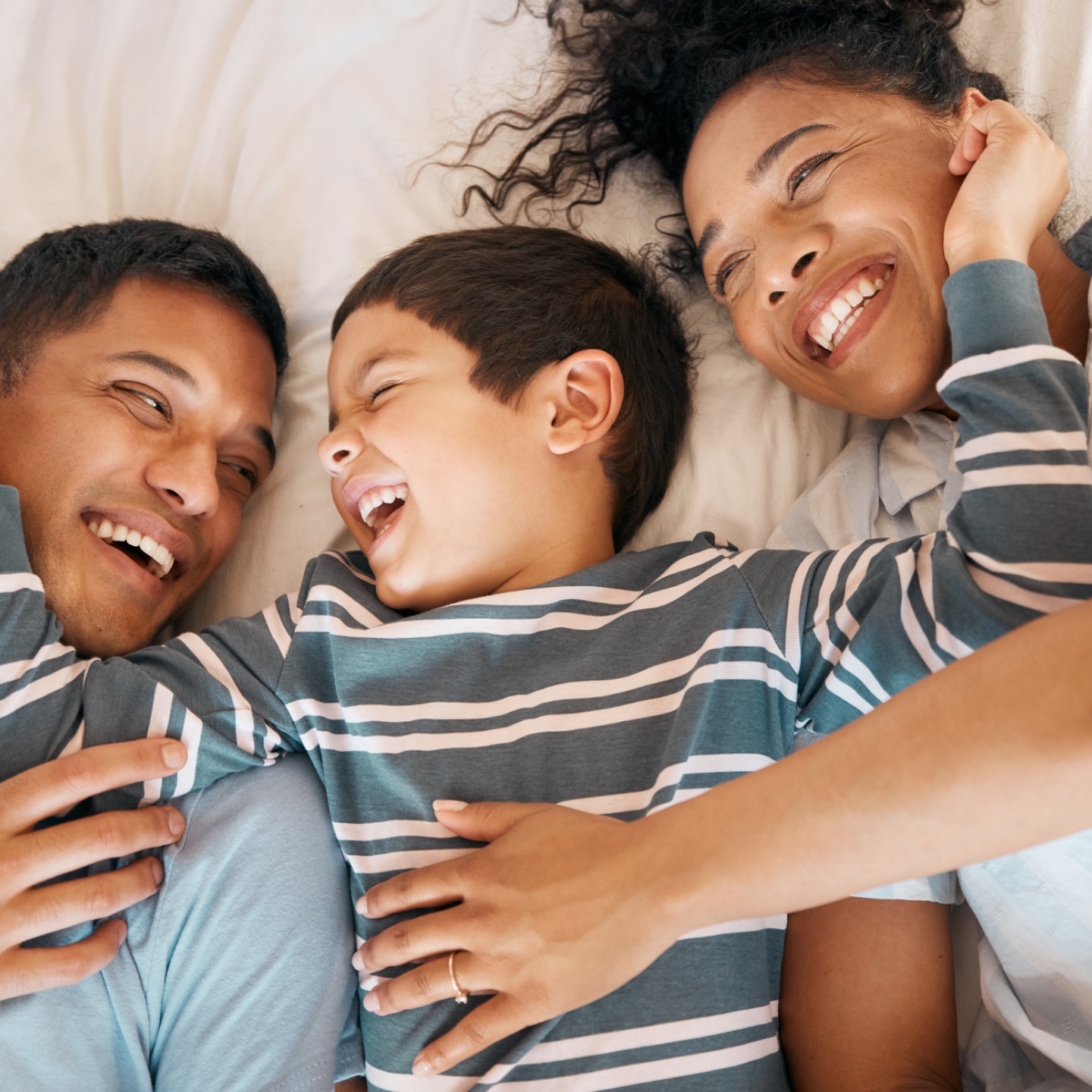 1fröhliche familie liegt im bett