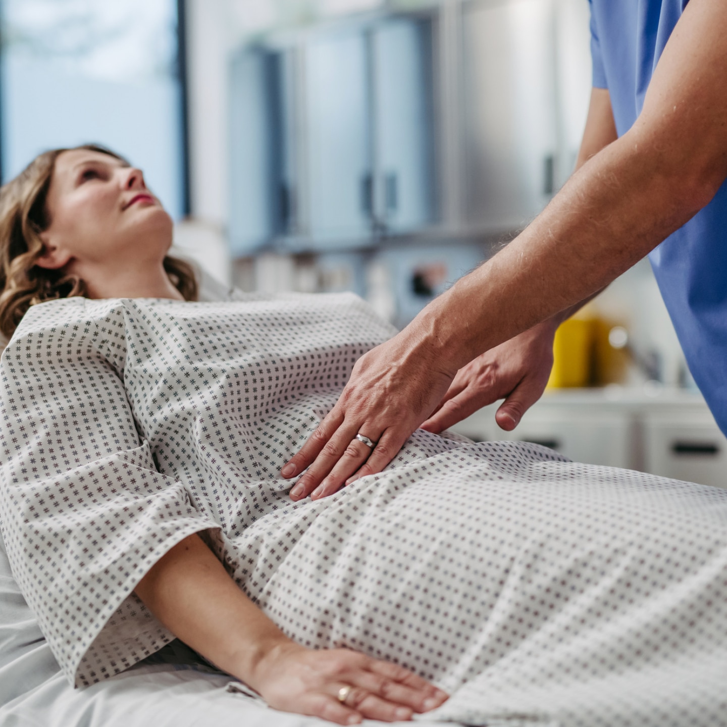 arzt tastet auch einer frau ab 