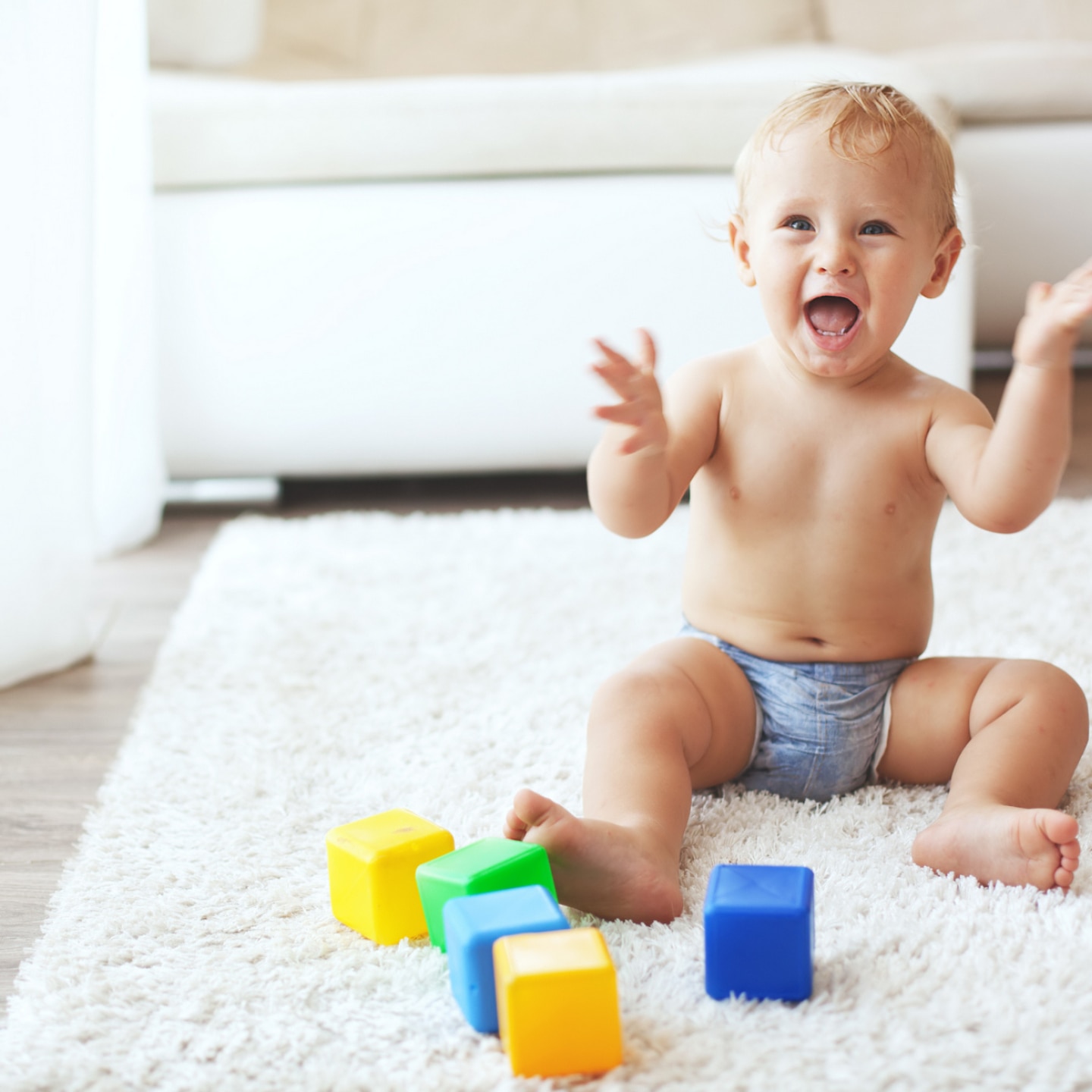 spielendes kleinkind