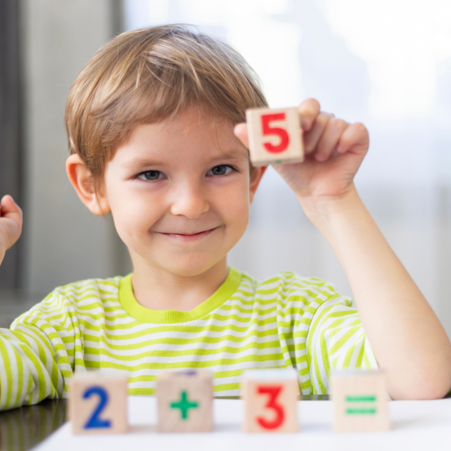 kleinkind spielt mit baukloetzen 