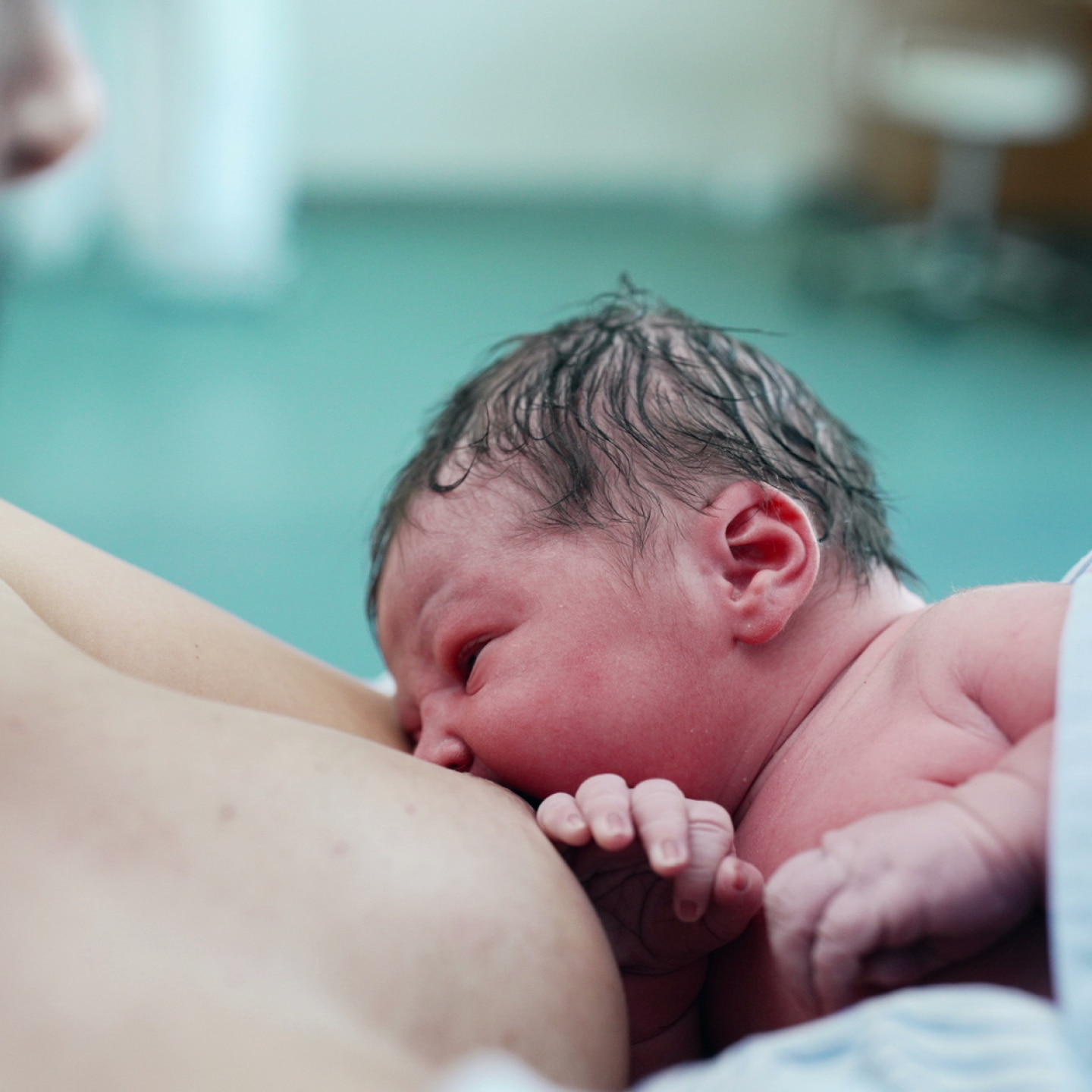 mutter stillt ihr neugeborenes