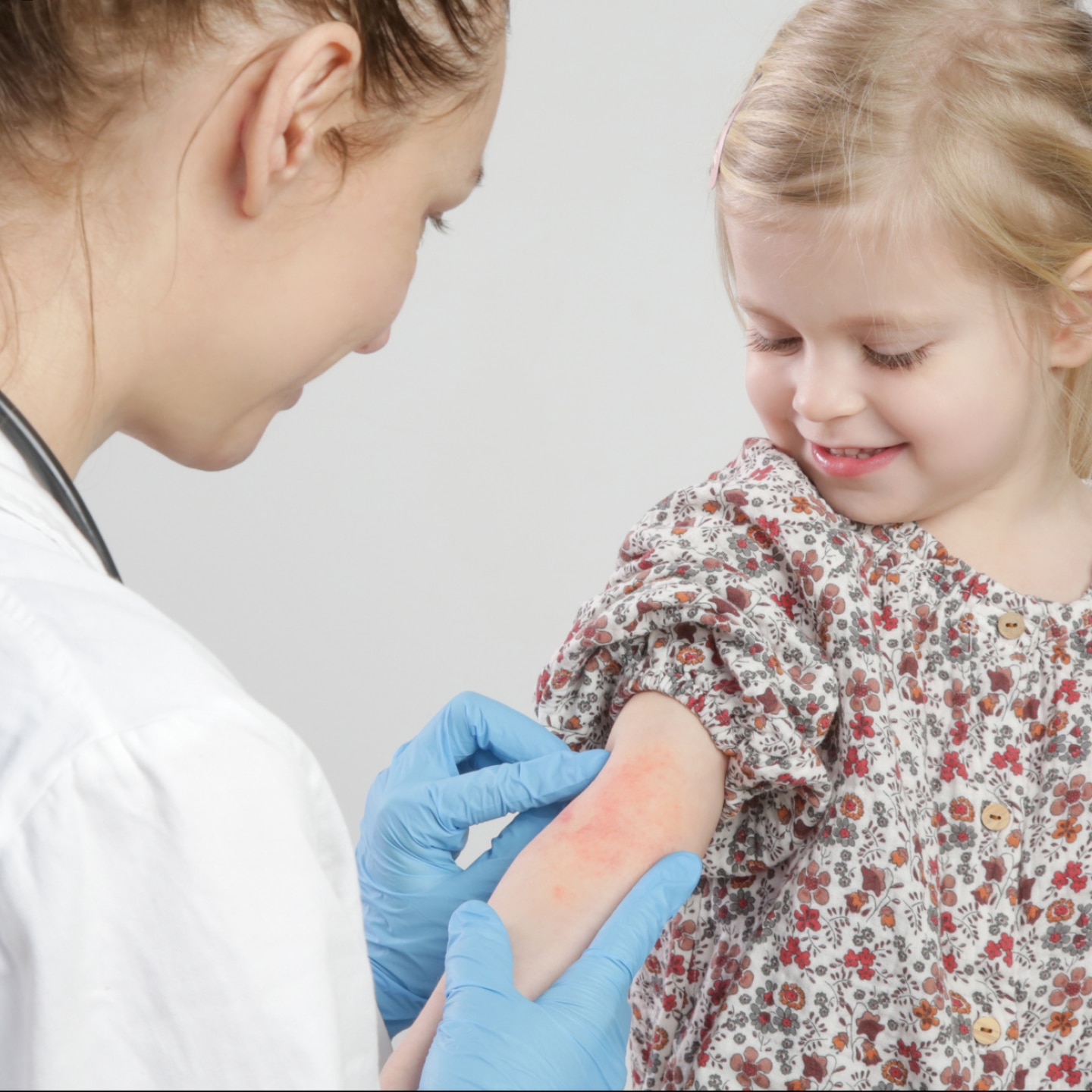 maedchen bei der hautaerztin