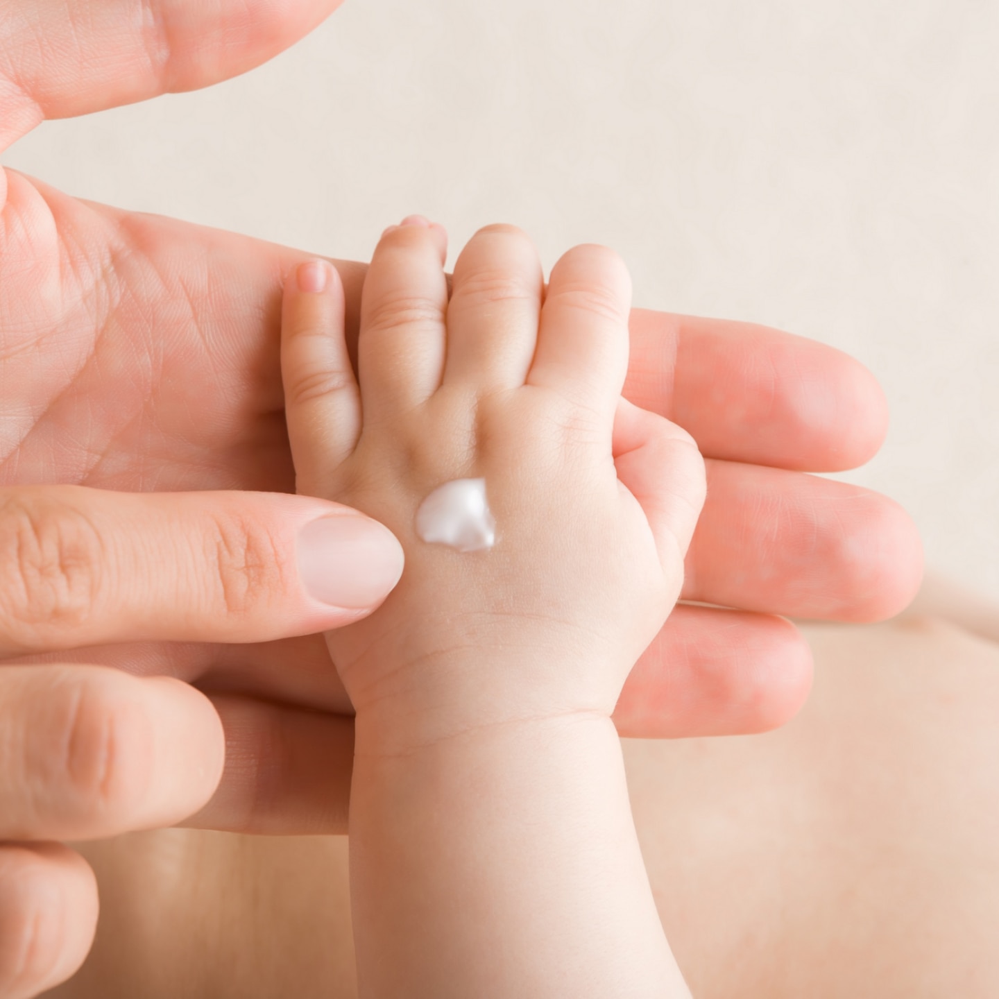 creme auf babyhand