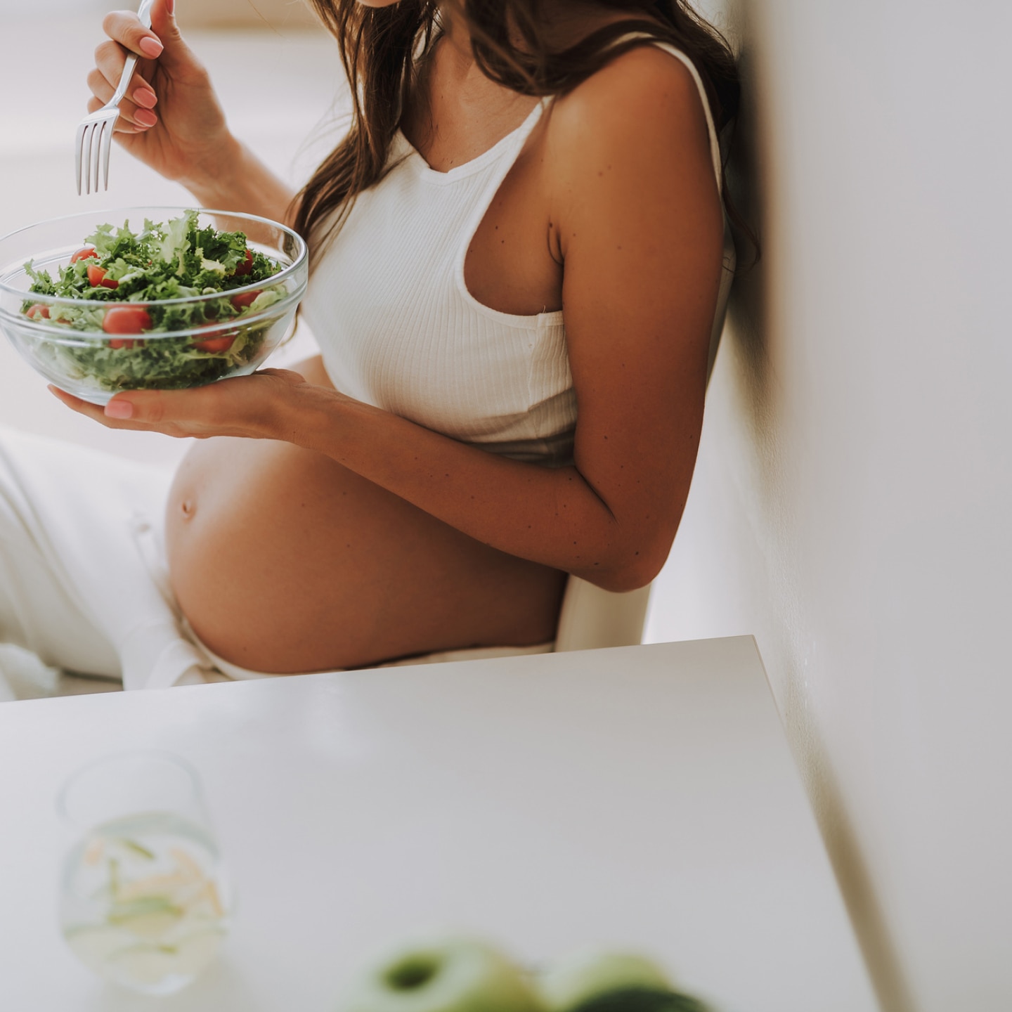 schwangere isst salat