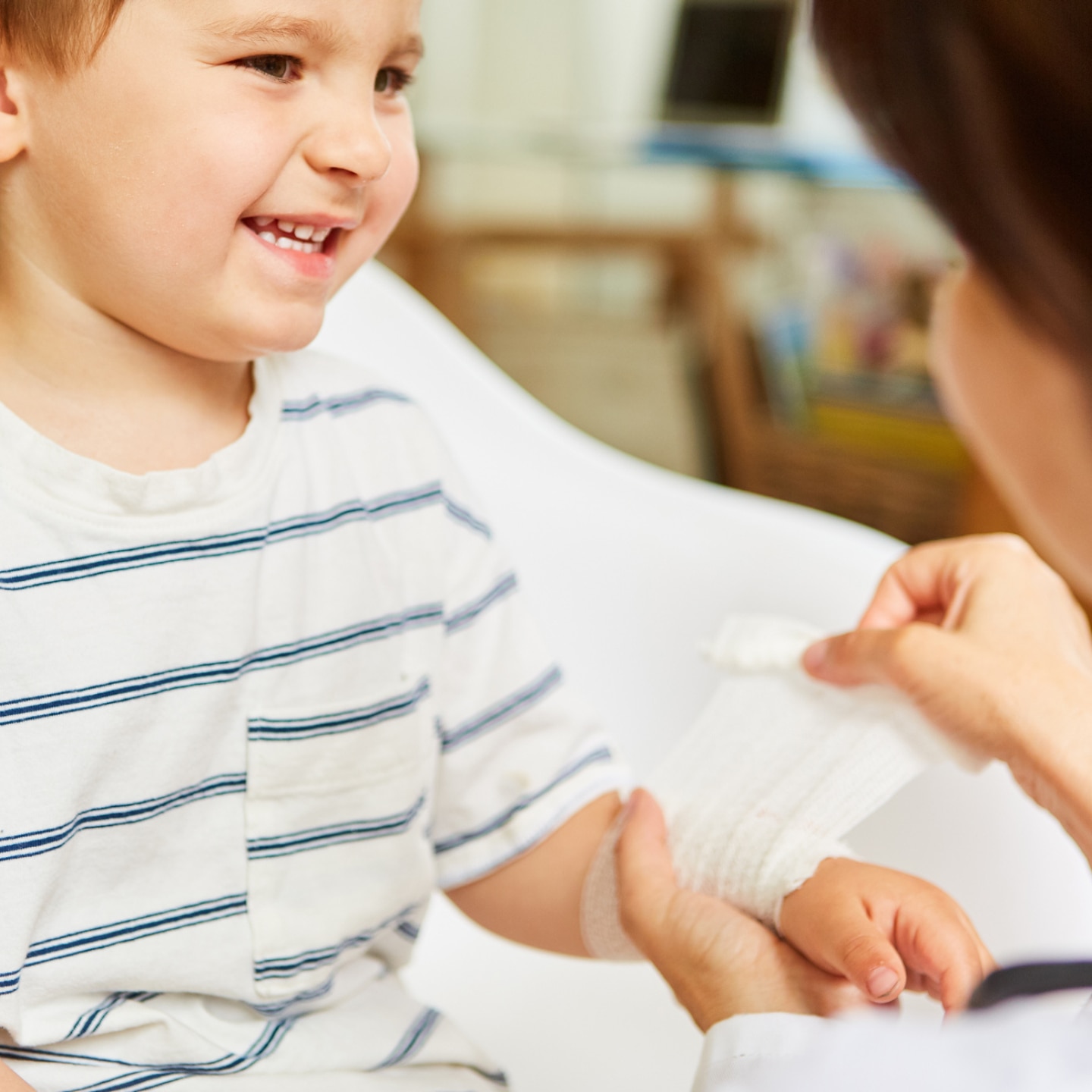 junge bekommt einen umschlag