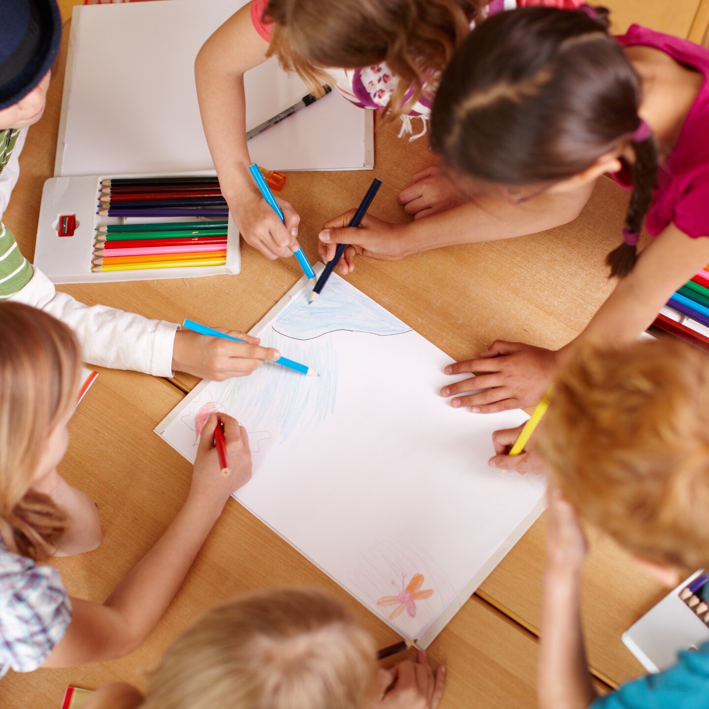 Kinder die zusammen malen