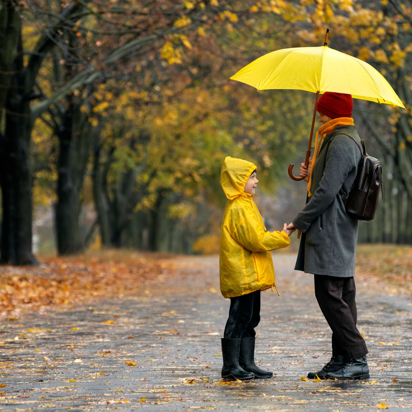 Mutter mit Kind im Herbst