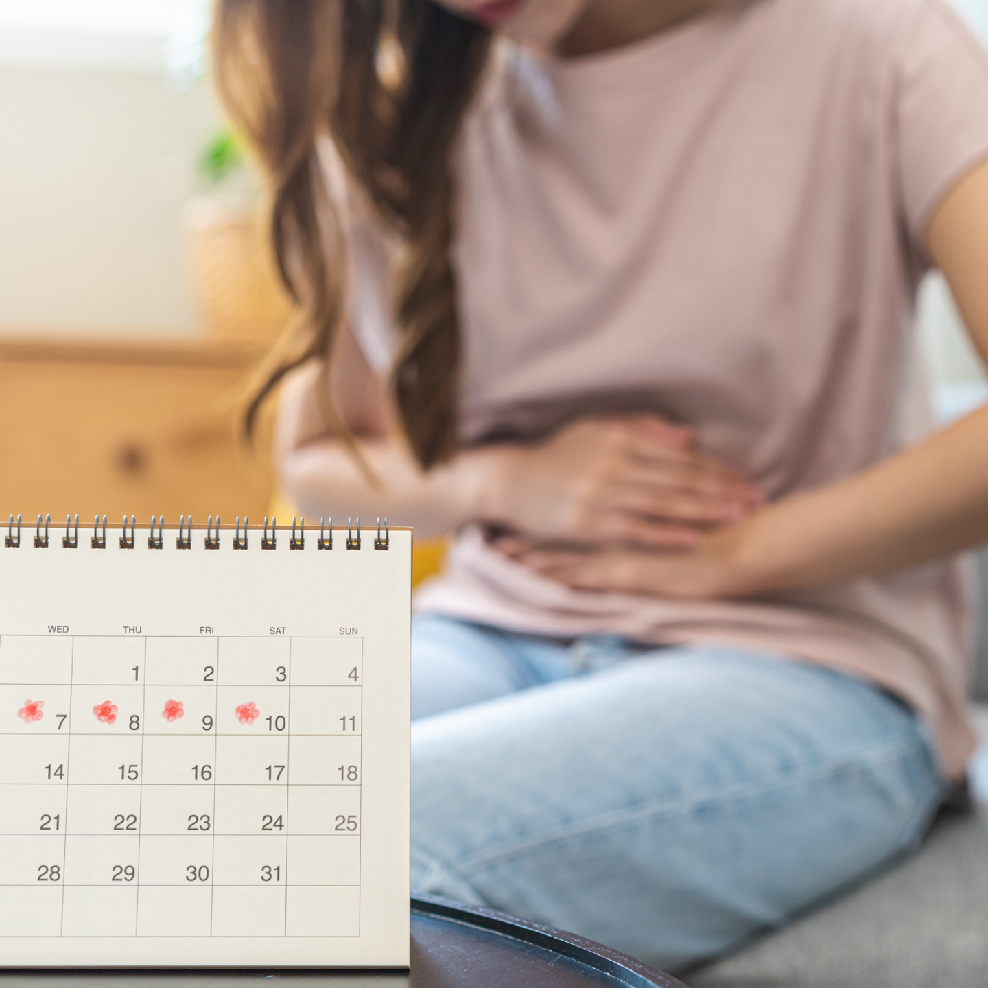 frau mit bauchschmerzen