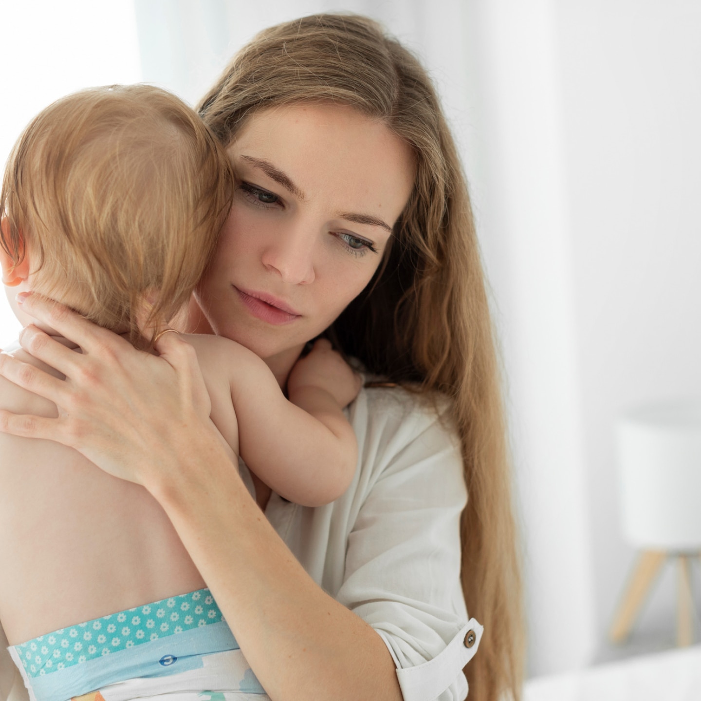 mutter-mit-baby-im-arm