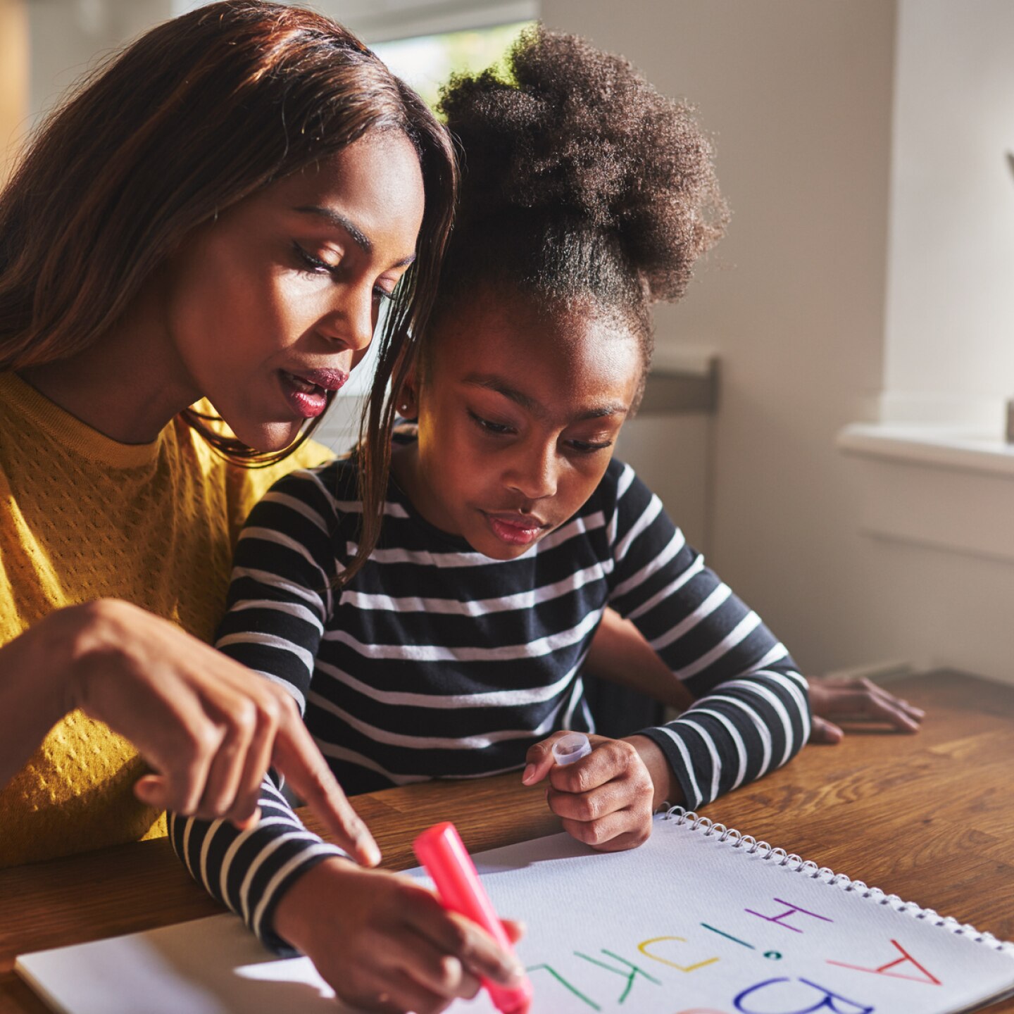 mutter-lehrt-tochter-das-alphabet