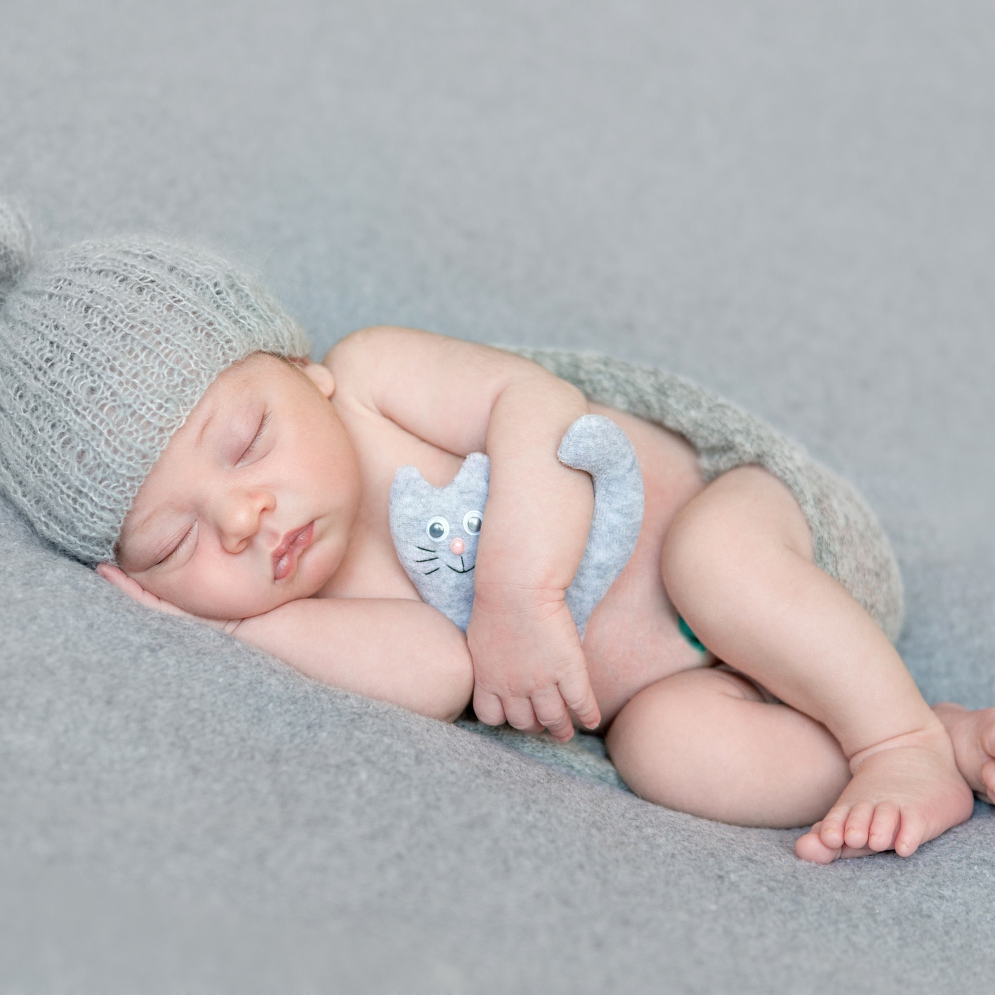 schlafendes-baby-mit-mütze